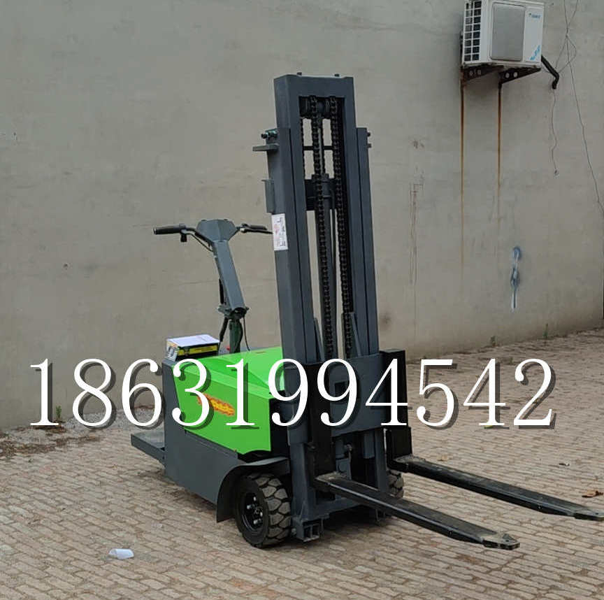 东辽县优程全电动叉车插腿式堆高车液压装卸车1.5吨升高小型站驾式铲车